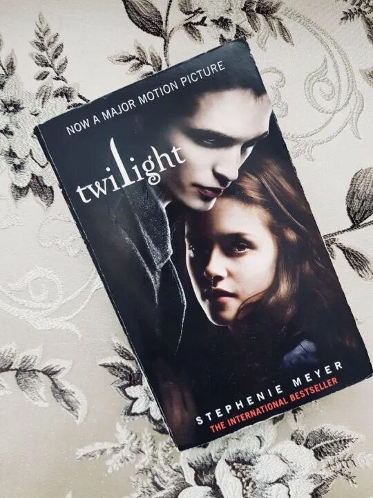 Twilight Stephenie Meyer book. Сумерки книга на английском. Twilight книга на английском. Семерка на английском.