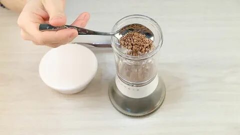 Экспериментатор измельчил семена