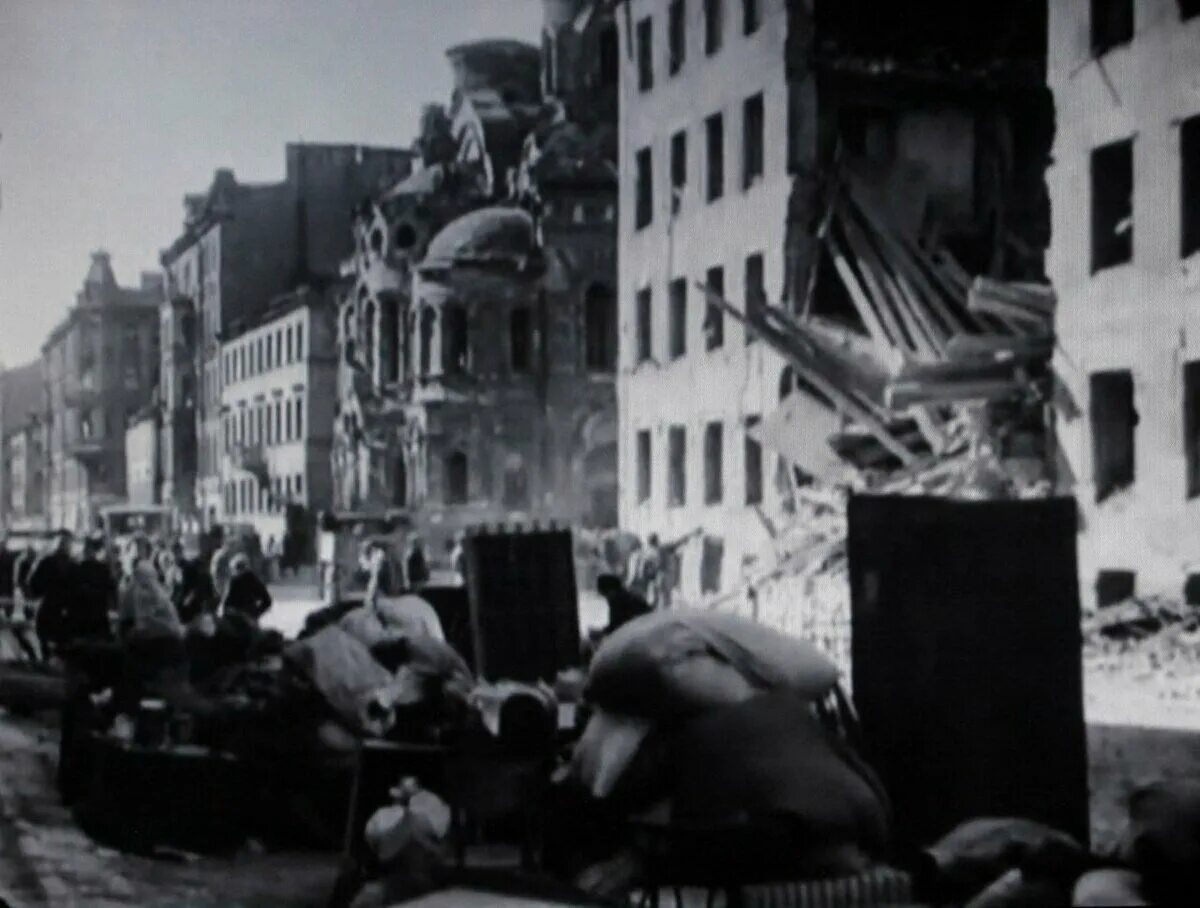 Страшные кадры блокадного ленинграда. Кадры блокадного ленинграда кинохроника. Документальный фильм «блокада» (2005). Блокада ленинграда фильм 2005. Блокада ленинграда кадры.