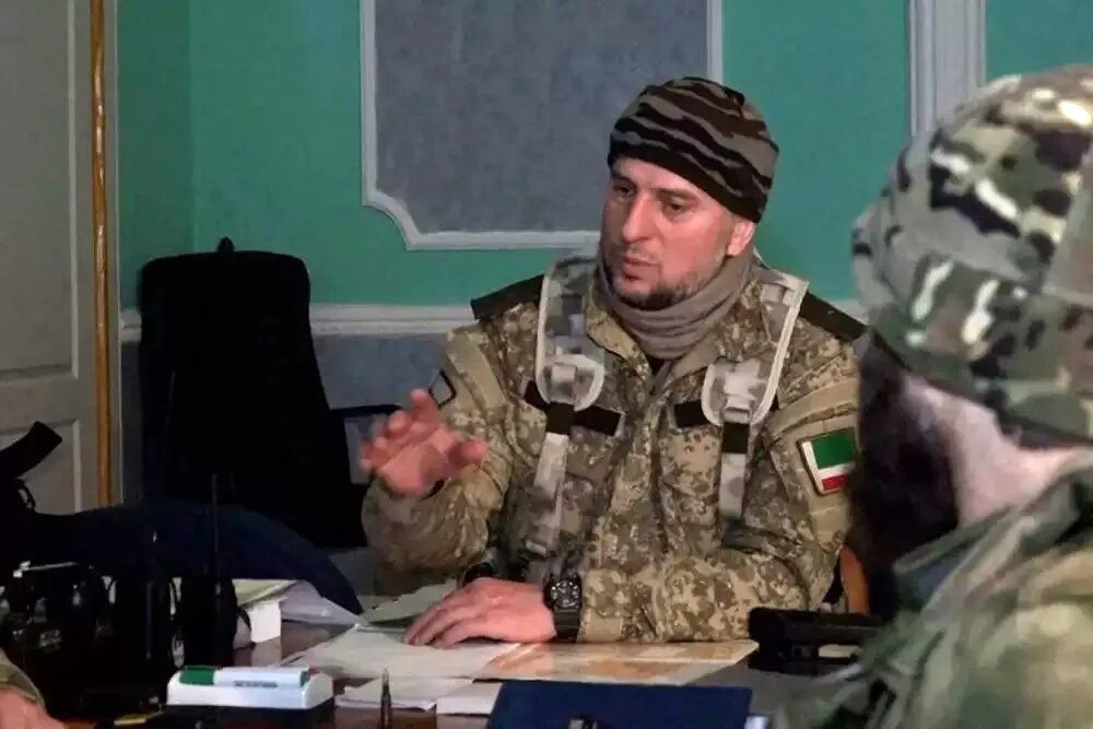 Командир алаудинов. Алаутдинов помощник кадырова. помощник кадырова по силовому блоку алаудинов. апты алаудинов, спецназ «ахмат». совбеза чечни алаудинова.