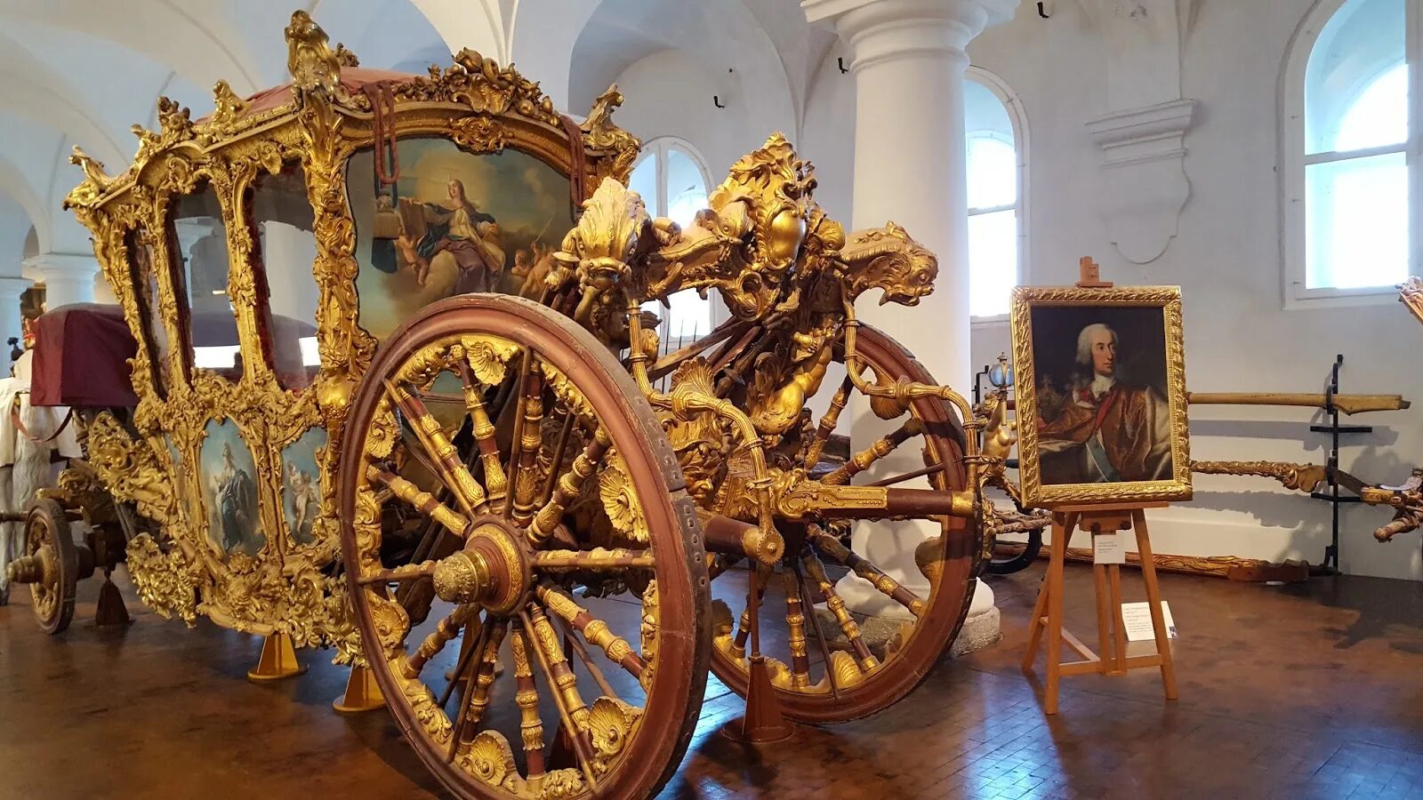 Музеи Кремля Оружейная палата. Музей в Кремле Москва Оружейная палата. Экспонаты оружейной палаты Московского Кремля. Экспонаты музея Оружейная палата.