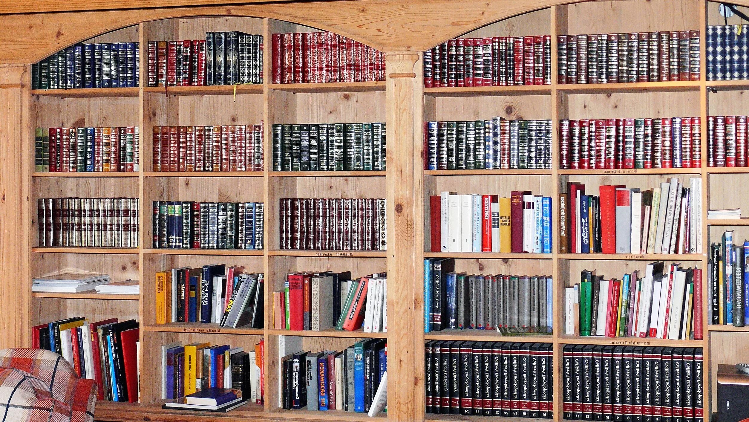 Книжный шкаф в управление огэ. Книжные полки. стеллаж книжный. книжные стеллажи в библиотеке. библиотечные стеллажи с книгами.