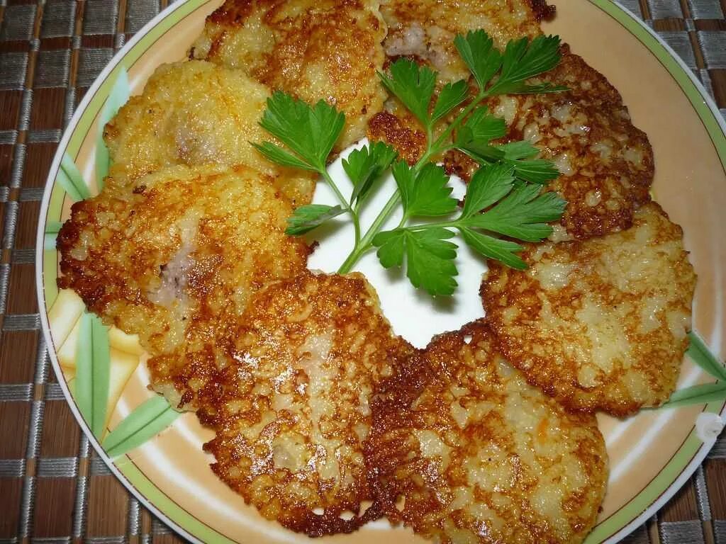 Рецепт на драники из картофеля сковороде пошаговый. Белорусские драники картофельные с фаршем. Драники колдуны. Драники картофельные с фаршем. Драники с фаршем.
