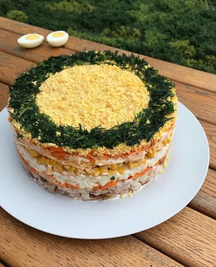 Салат слоями. Слоёный салат с курицей. Салат невеста с копченой курицей. Салат нежность с копченой курицей. Салат с копченой курицей слоеный рецепт.