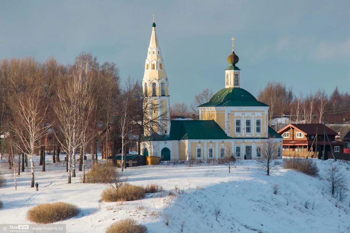 Храм левый берег. Троицкая Церковь Тутаев. Тутаев Церковь Троицы Живоначальной. Троицкая Церковь левый берег Тутаев. Церковь Троицы Живоначальной Ярославль.