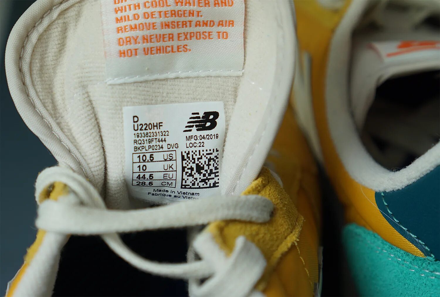 Как отличить new balance 530. New Balance 574 бирка. New Balance 996 бирка оригинал. New Balance 327 бирки оригинал. Кроссовки Нью бэланс 530 бирка.