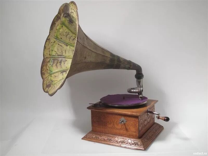 антикварный граммофон эмиля берлинера. граммофон на прозрачном фоне. антикварный граммофон. граммофон эмиля берлинера 1887. интерьер с граммофоном и пластинками.