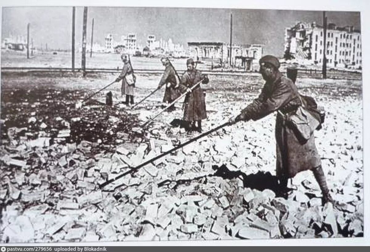 Сталинград город 1943. 9 Января 1943 Сталинградская битва. Сталинград после битвы 1943 год. Саперы в Сталинградской битве.