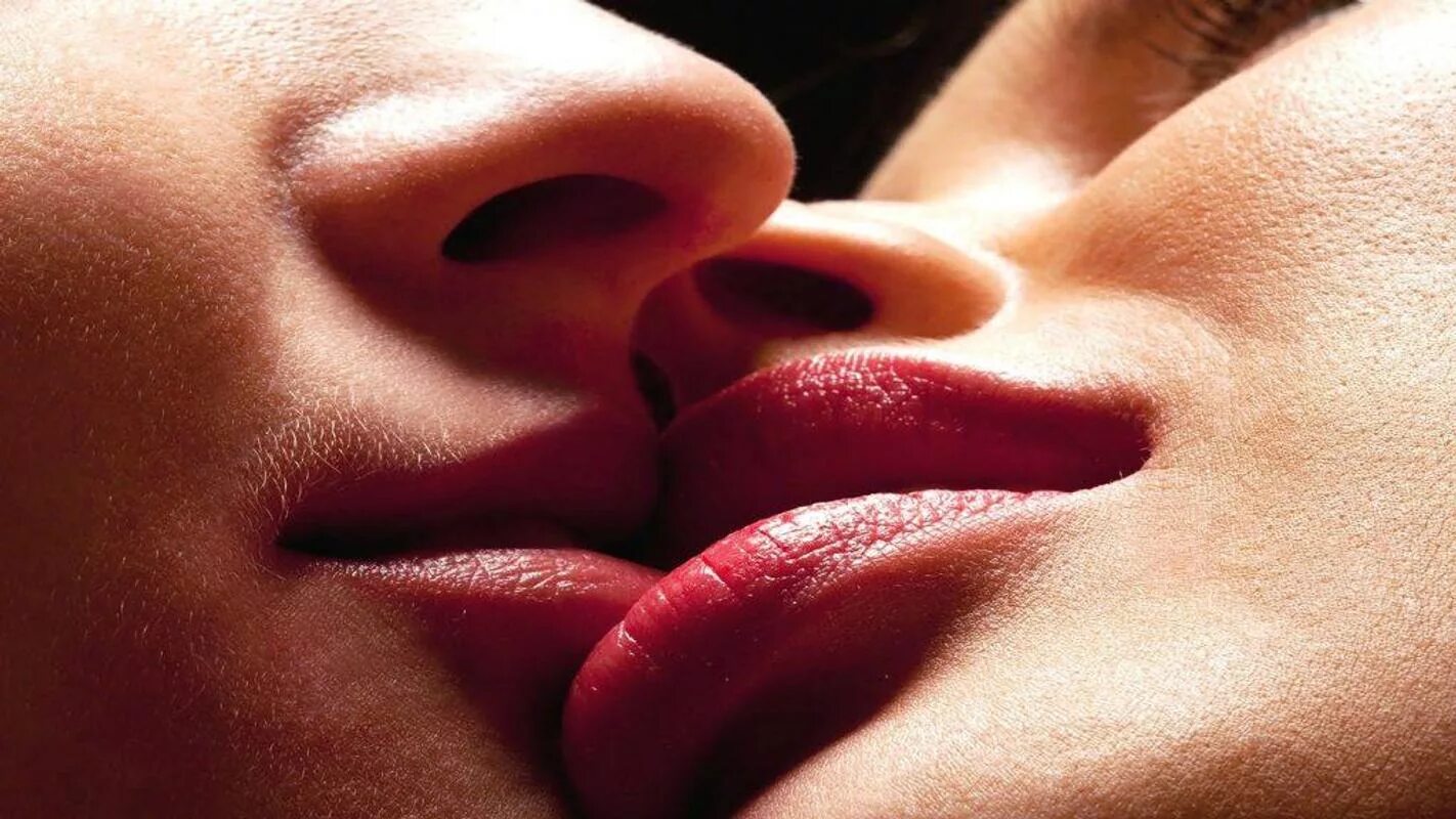 Головку поцелую. Поцелуй. Поцелуй в губы. Фото поцелуя в губы. Поцелуй картинки.
