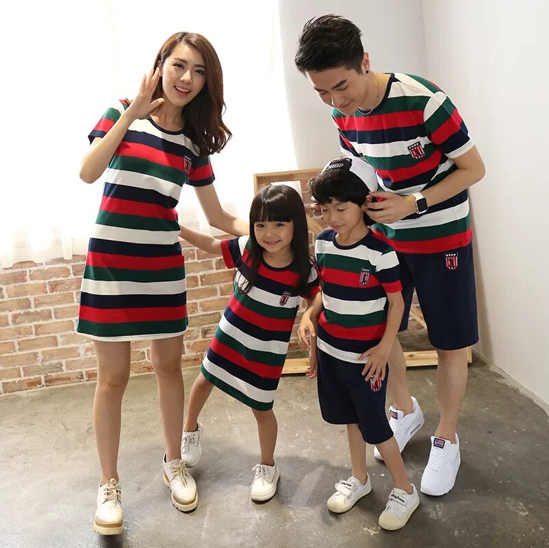 Японские дочки мамы папы. Одежда для всей семьи. Одинаковые вещи. Одинаковая одежда для всей семьи. Дети в одинаковой одежде.