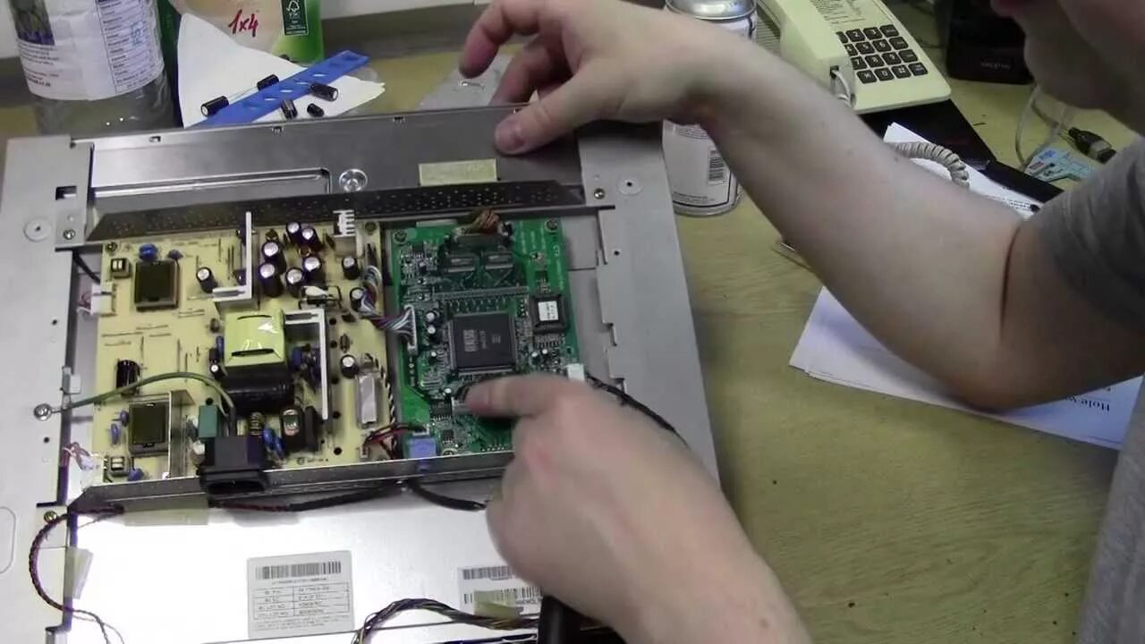 Ремонт монитора undefined. ЖК монитор в разборе. Неисправный монитор. Monitor Repair. Неисправность монитора LCD.