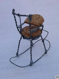 Стульчик из проволоки от шампанского