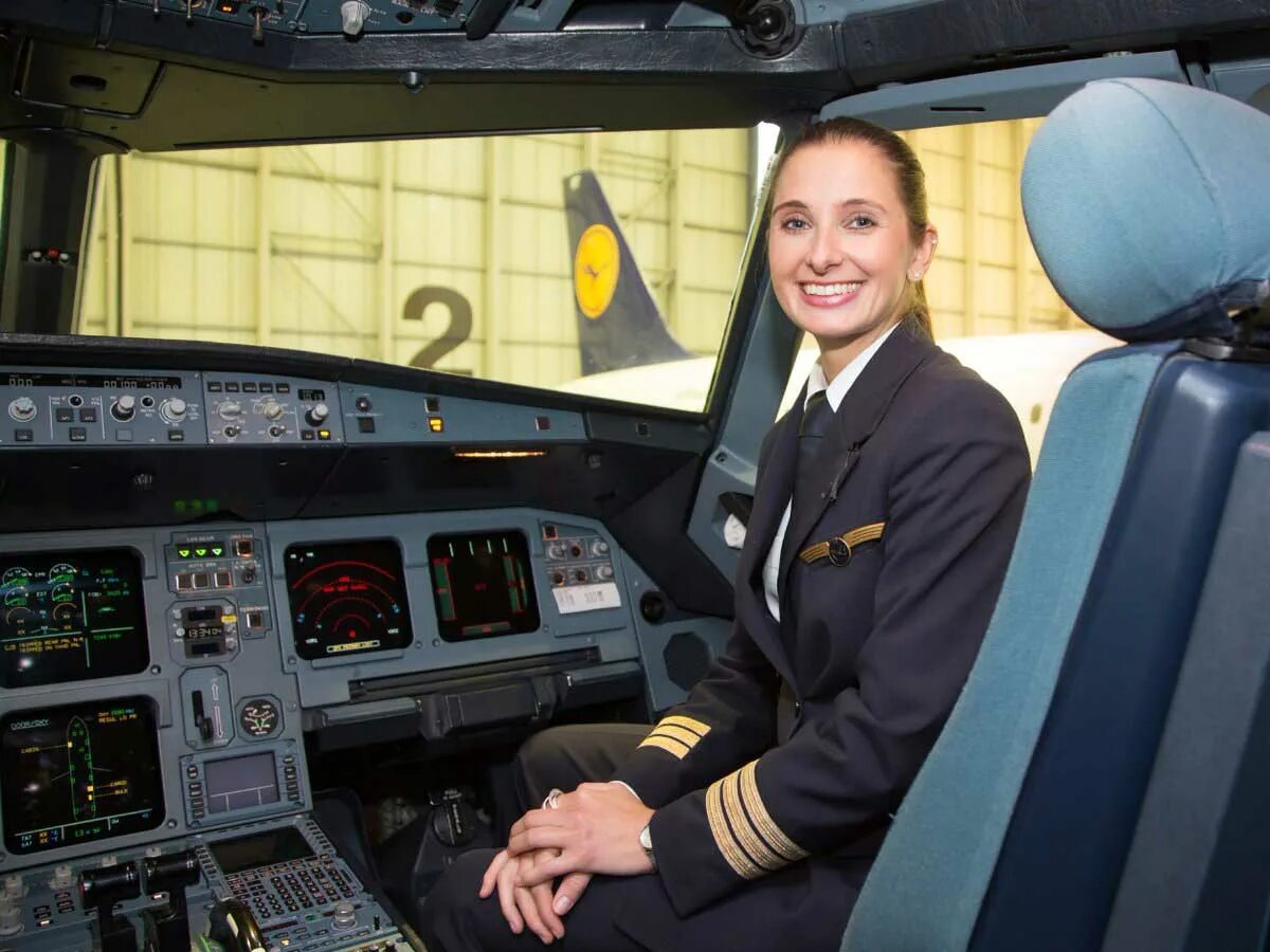 Women pilots. Квваул летчицы. Women pilots. Women pilots. Девушка пилот.