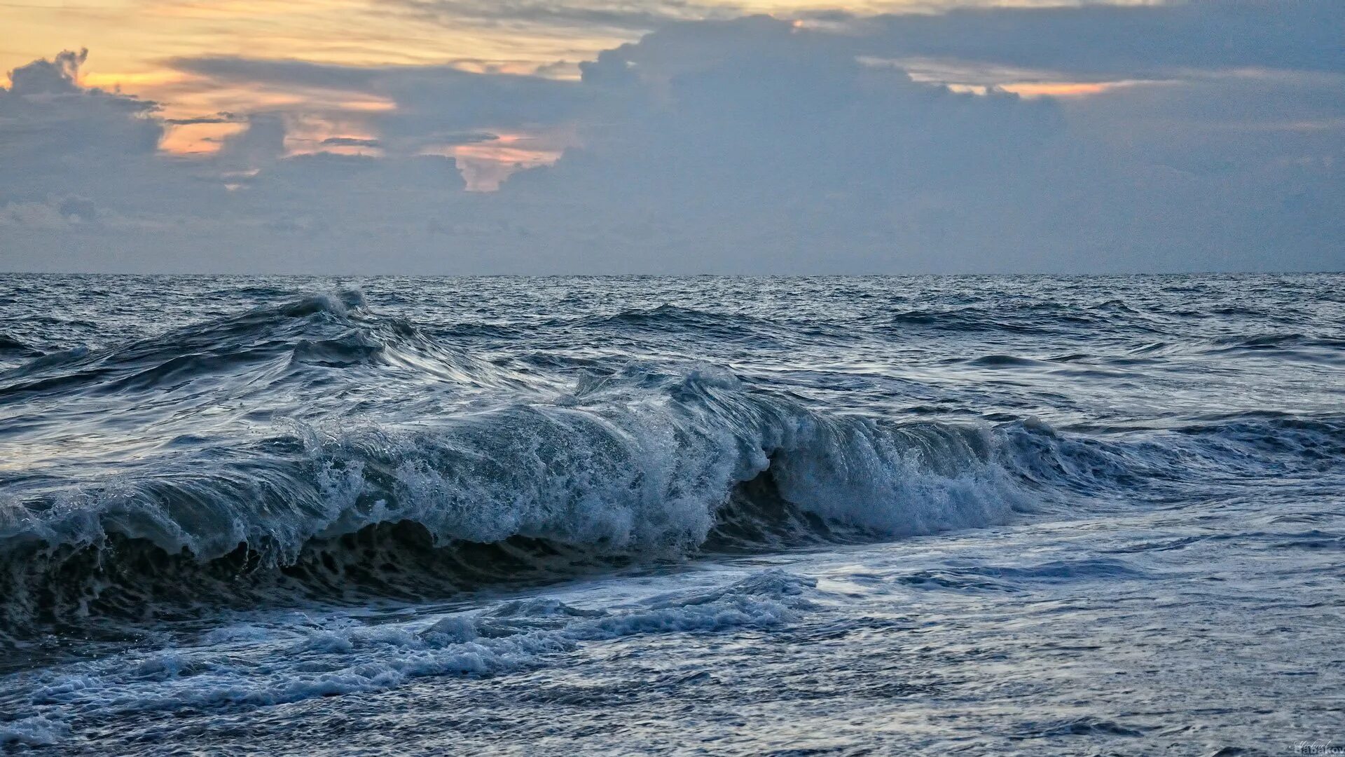 Песня черные волны черного моря. Волнорезы на черном море. Волнорез на море в Сочи черное море. Море волнуется. Черное море волнуется.