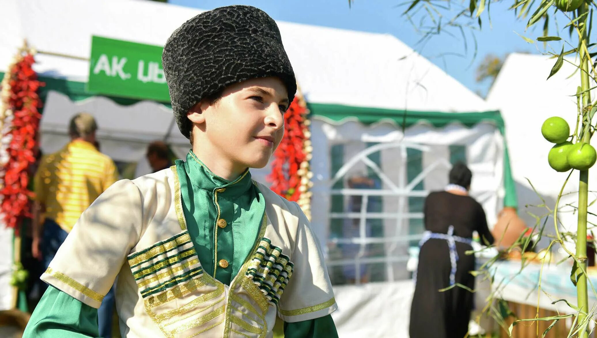 Абхазкий. Абхазский национальный костюм. Абхазская Национальная одежда мужская. Абхазский народный костюм. Абхазская культура гостеприимство.
