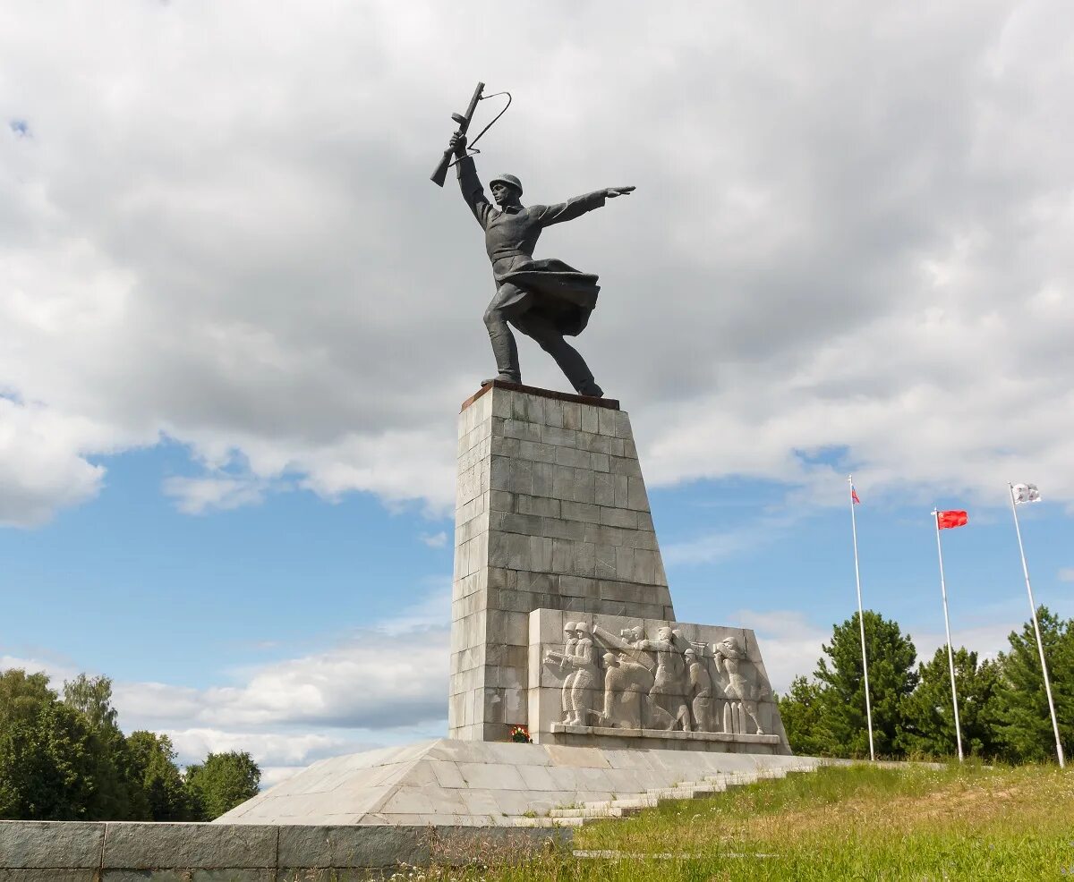 Памятник в яхроме. Мемориал Перемиловская высота в Яхроме. Дмитров мемориал Перемиловская высота. Монумент героям битвы под Москвой Перемиловская высота Яхрома. Перемилово памятник.