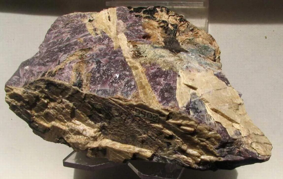 Пегматит камень. Амазонит кольский полуостров. Кварц, полевой шпат, пегматит. Гранит пегматит. Кварц, полевой шпат, пегматит.