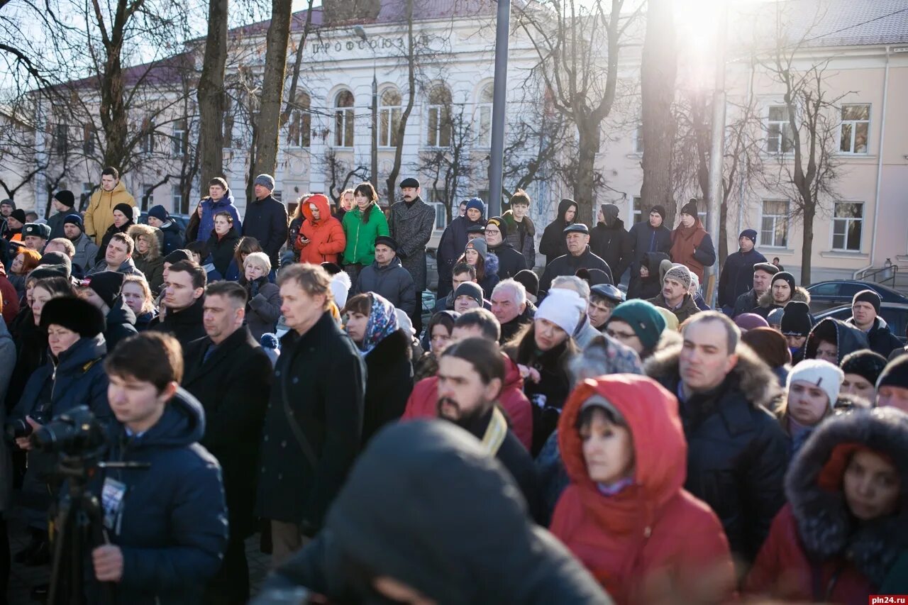 Много людей на площади в Пскове. Кемерово новости на сегодняшний день.