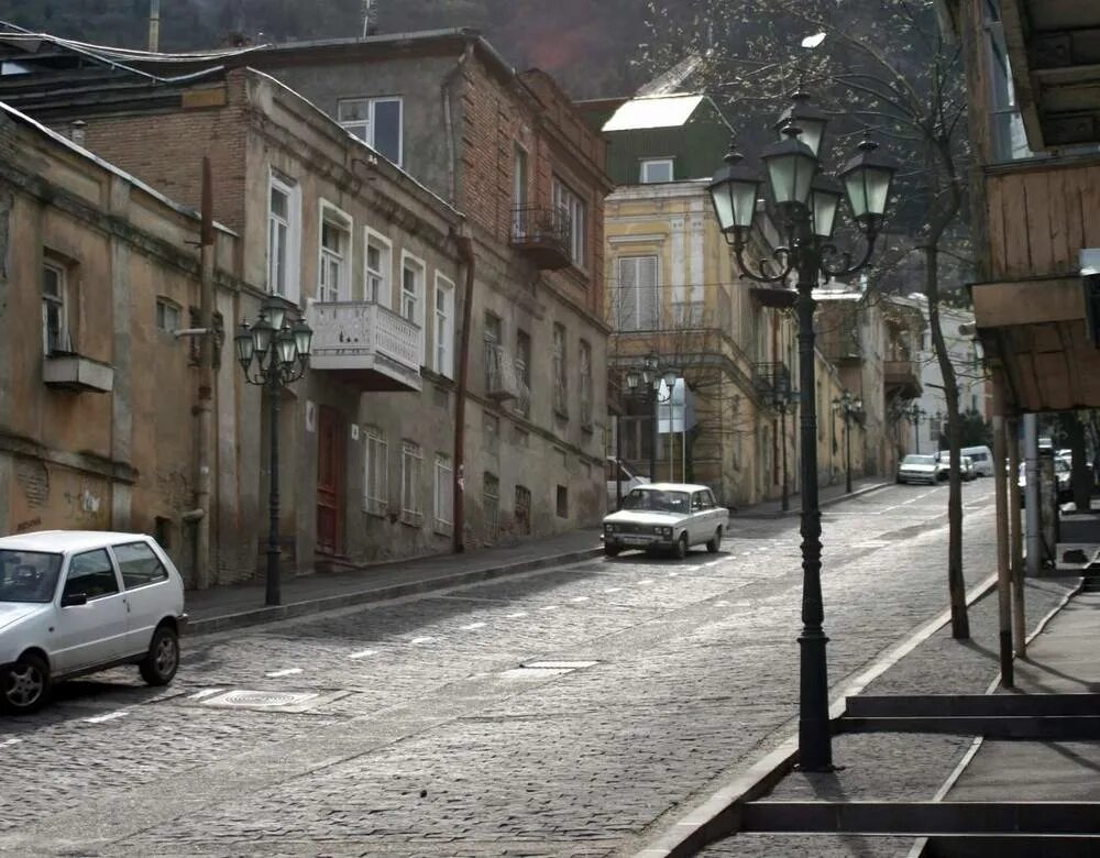 Tbilisi streets. Тбилиси улица Mtatsminda. Улица Шио Читадзе Тбилиси. Улица Грибоедова Тбилиси. Грузия Тбилиси ул Иванидзе.