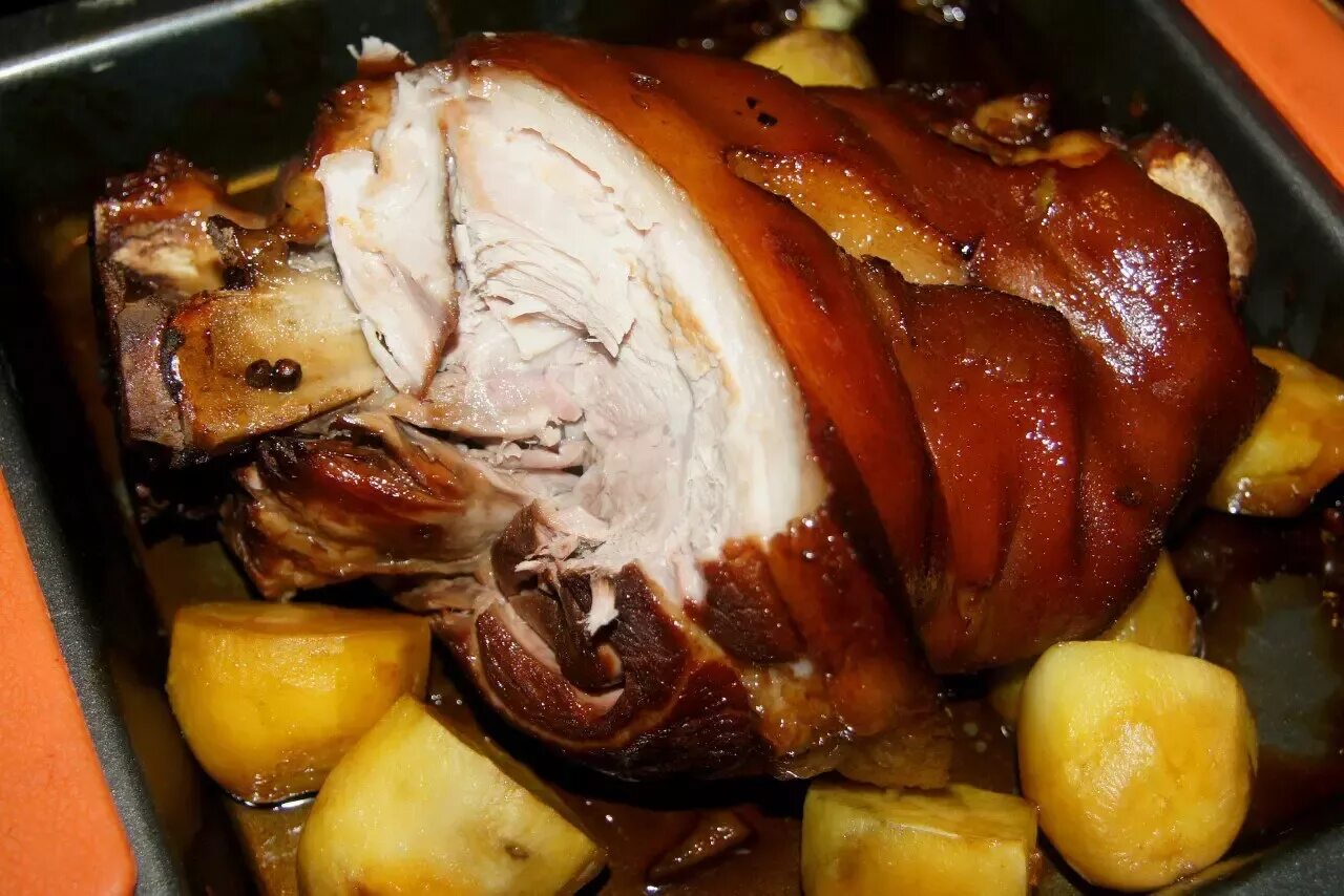 Свиная рулька в духовке с варкой. Свиная рулька в пиве. мясная рулька запеченная в духовке. рулька свиная запеченная в духовке. свиная рулька &quot;великолепная&quot;.