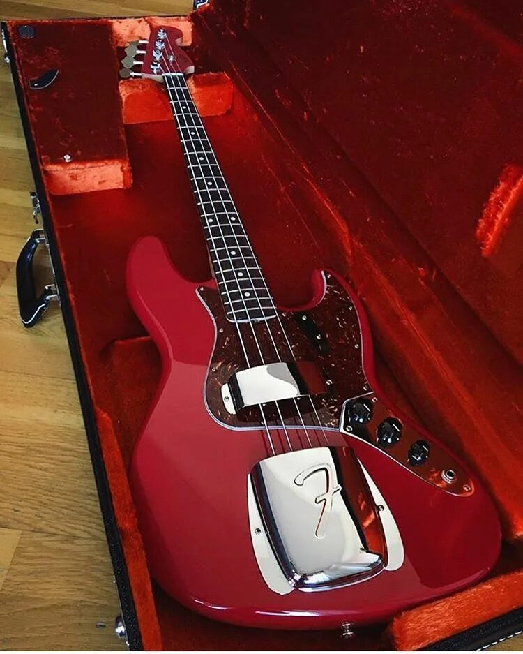 Ibanez gsr205 Red. Гитара s101. Гитара Fender красная Эстетика. Электрогитара Фендер красная.