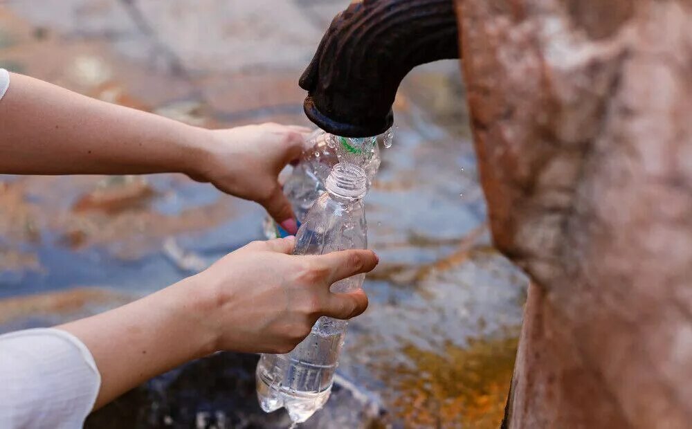 Бутылка воды в общественных местах. Фото бутылки наполненной водой на улице. Почему нельзя оставлять бутылки на столе