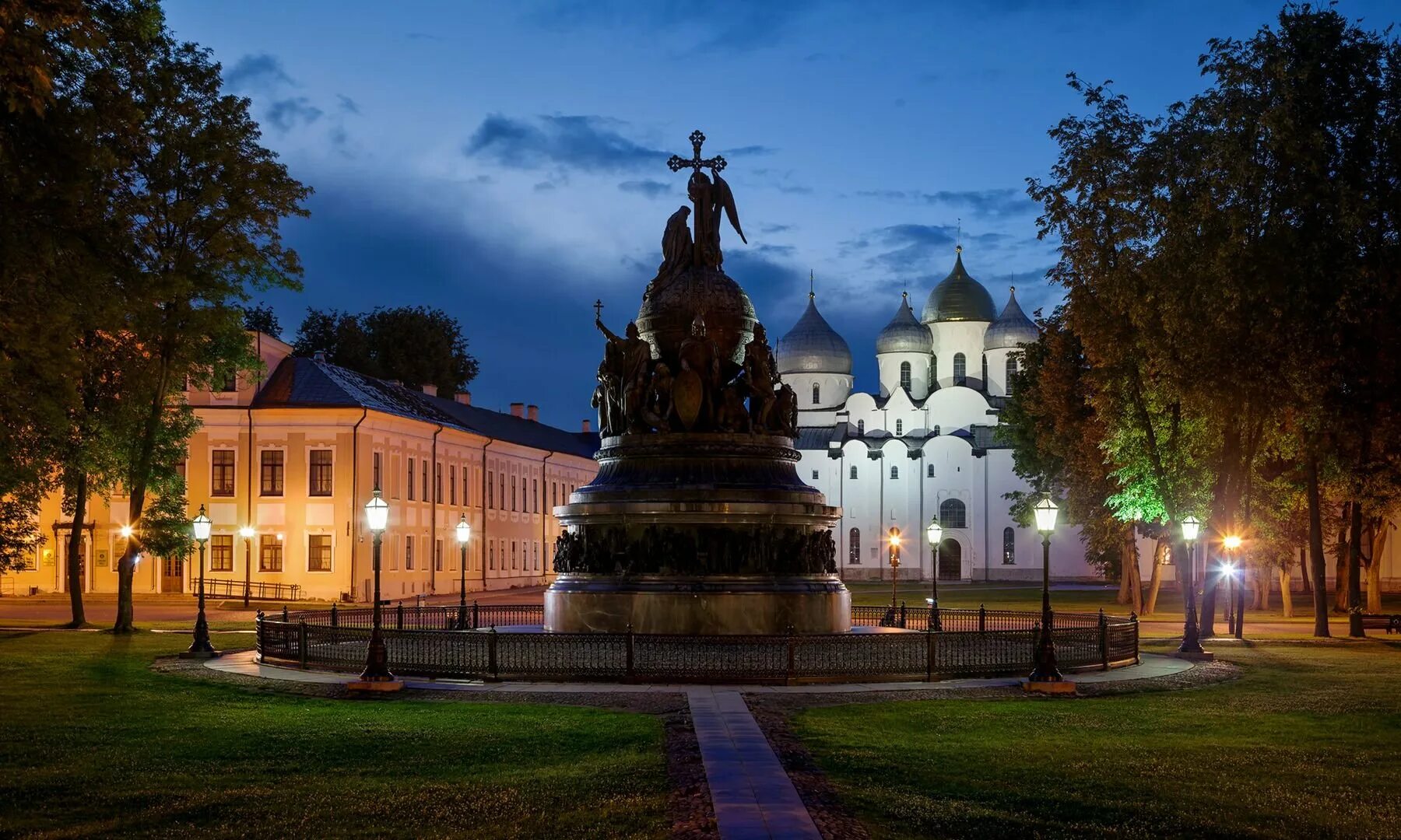 Исторический центр Великого Новгорода. Великий Новгород Великий Новгород. Кремль Великий Новгород ночью. Летний Великий Новгород.