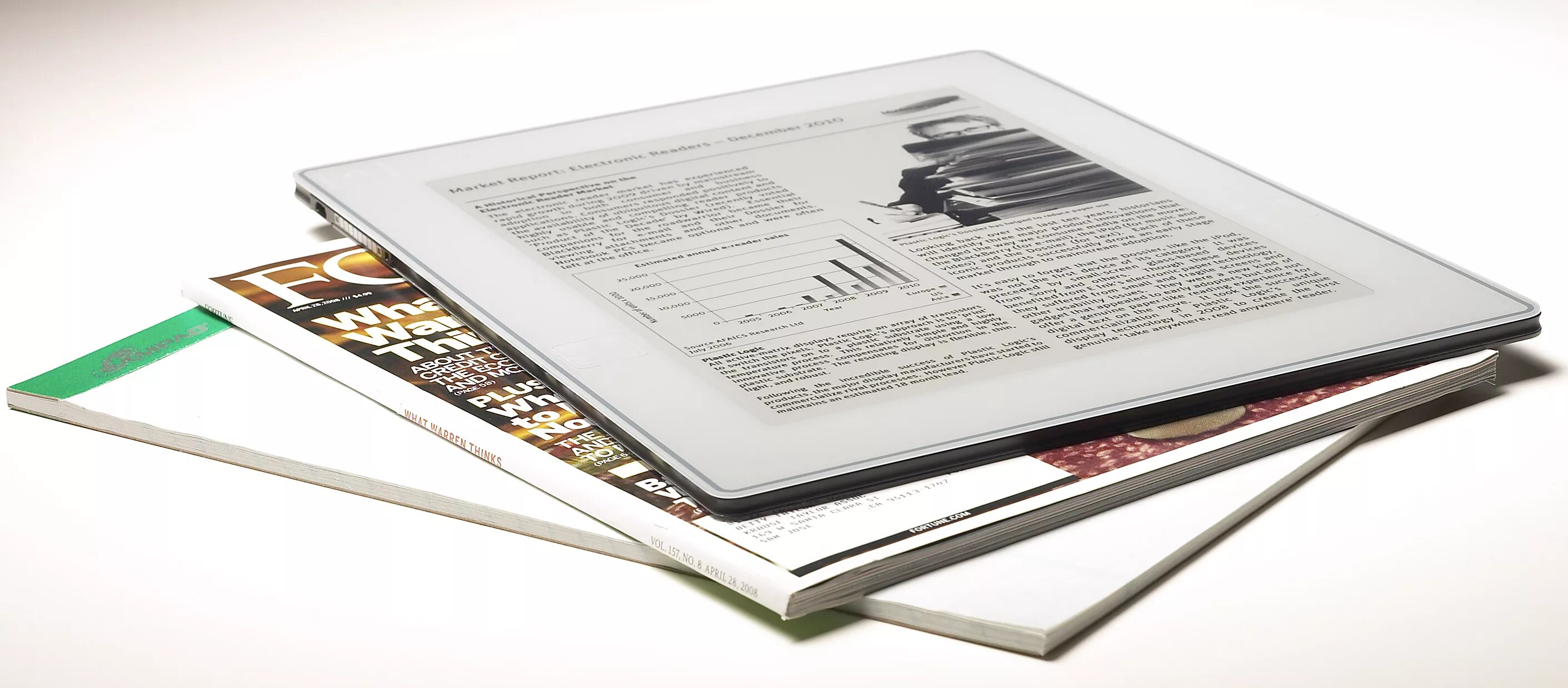 Фон с журналом на столе. Журнал на столике. Никому не нужный журнал лежал на столе. Книги журналы на столе. Открытый дневник лежит.