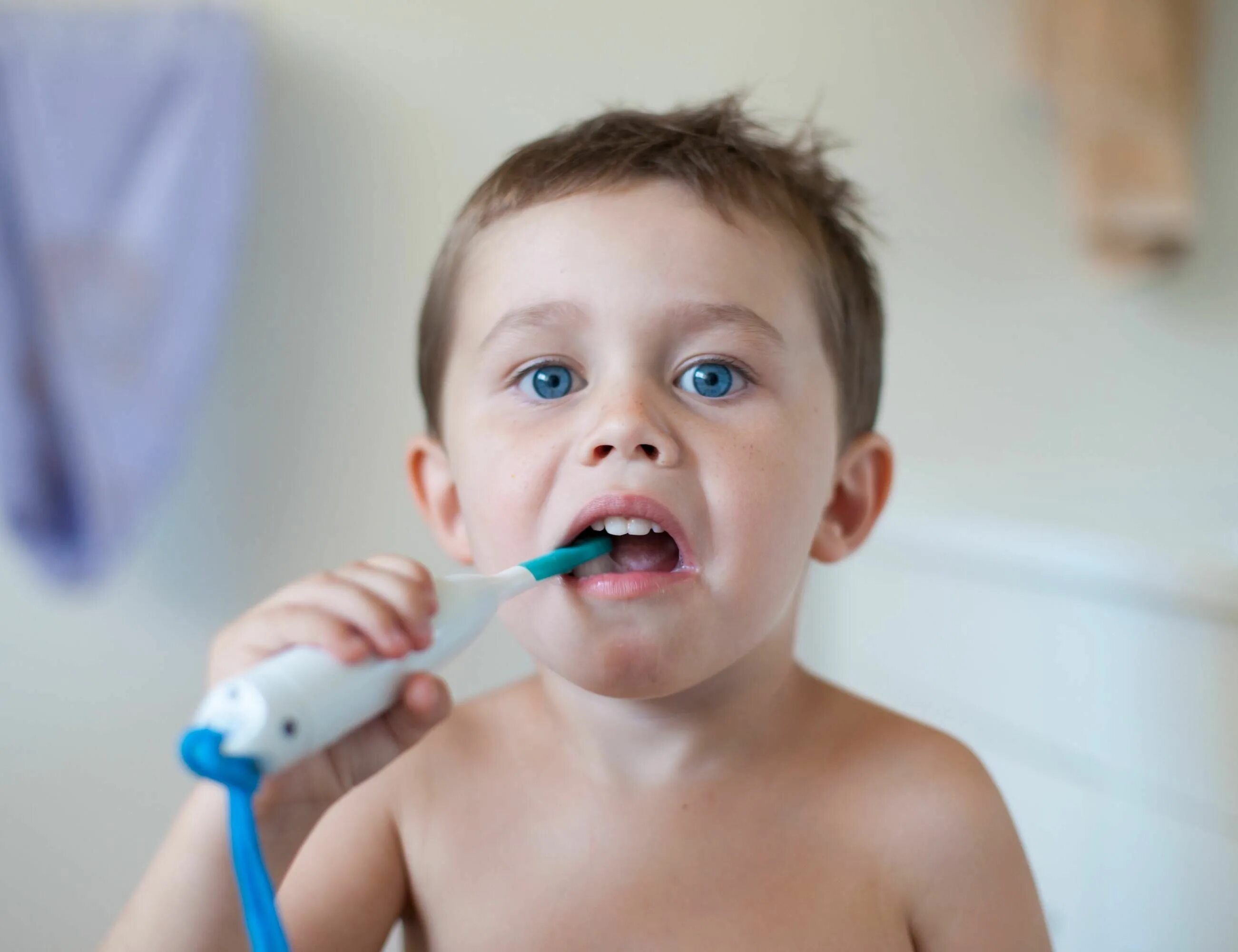 Чистка зубов казань. Brush Teeth Kids. Brushing Teeth for Kids. Child brushing Teeth with mum. Boy Brush Teeth.