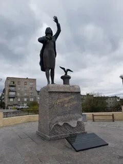 Памятник ждущей женщине