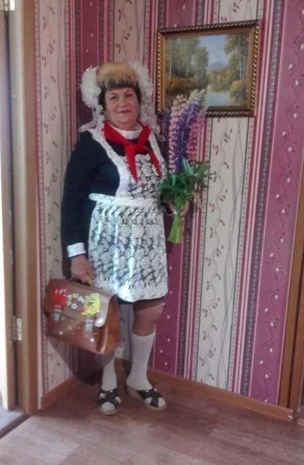 Не хочу идти на встречу одноклассников. Бабка в школьной форме. встреча одноклассников фото приколы. приколы про встречу одноклассниц. старые тетки в школьной форме.