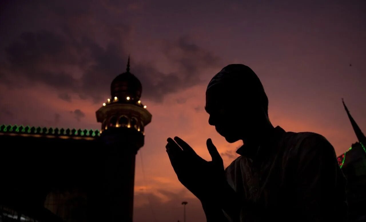 Мусульманин. Ночное поклонение. Намаз. Ночная молитва в рамадан