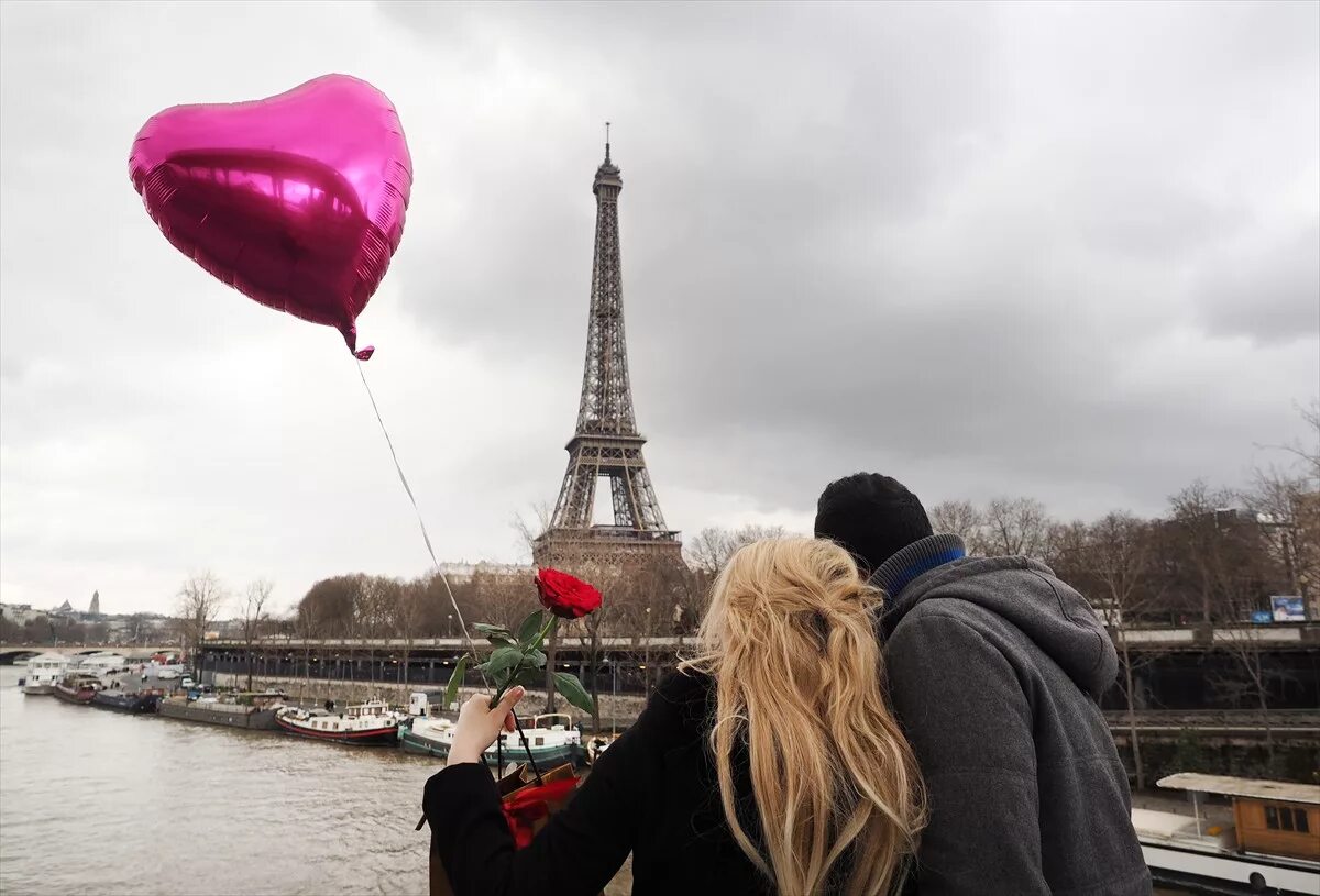 14 Февраля во Франции. Париж любовь. Влюбленные и башня