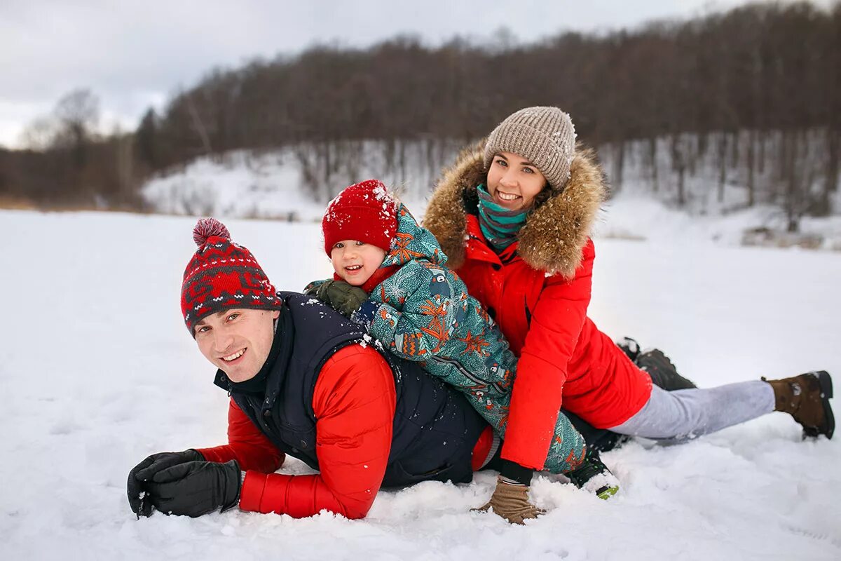 Где зимой взять. Счастливая семья зима. Баннер безопасность на водных объектах. Зимний пикник фотосессия. Байкал экскурсии зимой.