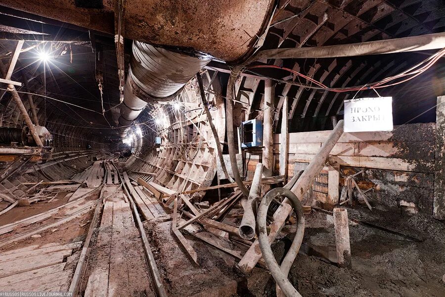 вагонетка в шахте метро. где строят шахты. внутри угольной шахты. проходка в шахте. шахта постройка.