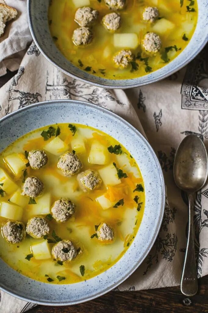 Вкусный суп с фрикадельками с фото. Суп с фрикадельками. Фрикадельковый суп. Суп картофельный с фрикадельками. Суп с говяжьими фрикадельками.