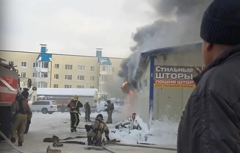 Сгоревшая бабушка. Поджег рынок в Москве. Россиянка зажгла на рынке свечу.