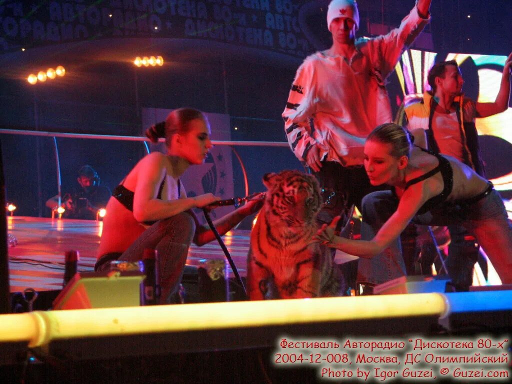 C. Подтанцовка на дискотеке 80. Новогодняя дискотека 2004 кассета. Фестиваль авторадио дискотека 80-х 2004. Фестиваль авторадио дискотека 80-х 2004.