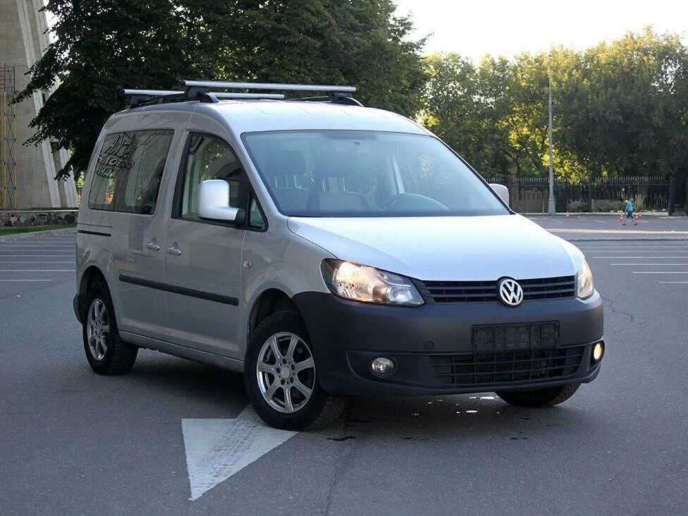 Кадди 3 рестайлинг. Фольксваген кадди 2012 фургон. Volkswagen caddy цельнометаллический. ) серебристый с пробегом на снегу. Кадди 2012.