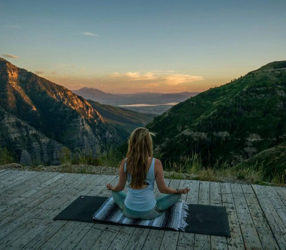 Йог в горах. Медитация в горах. Йога в горах. Медитация на природе. Девушка в горах.
