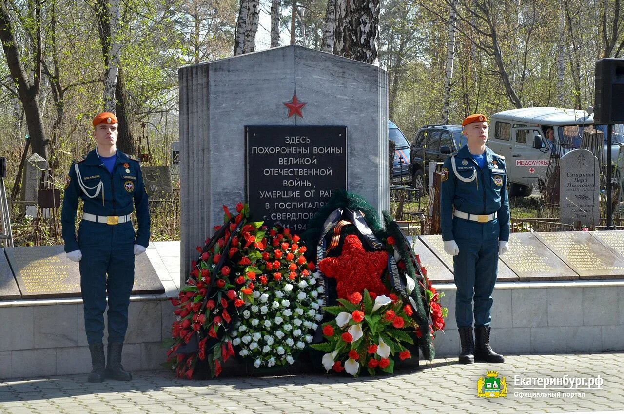 Памятник погибшему воину на кладбище. Раскр погибшим воинам. Сайт погибших в великой