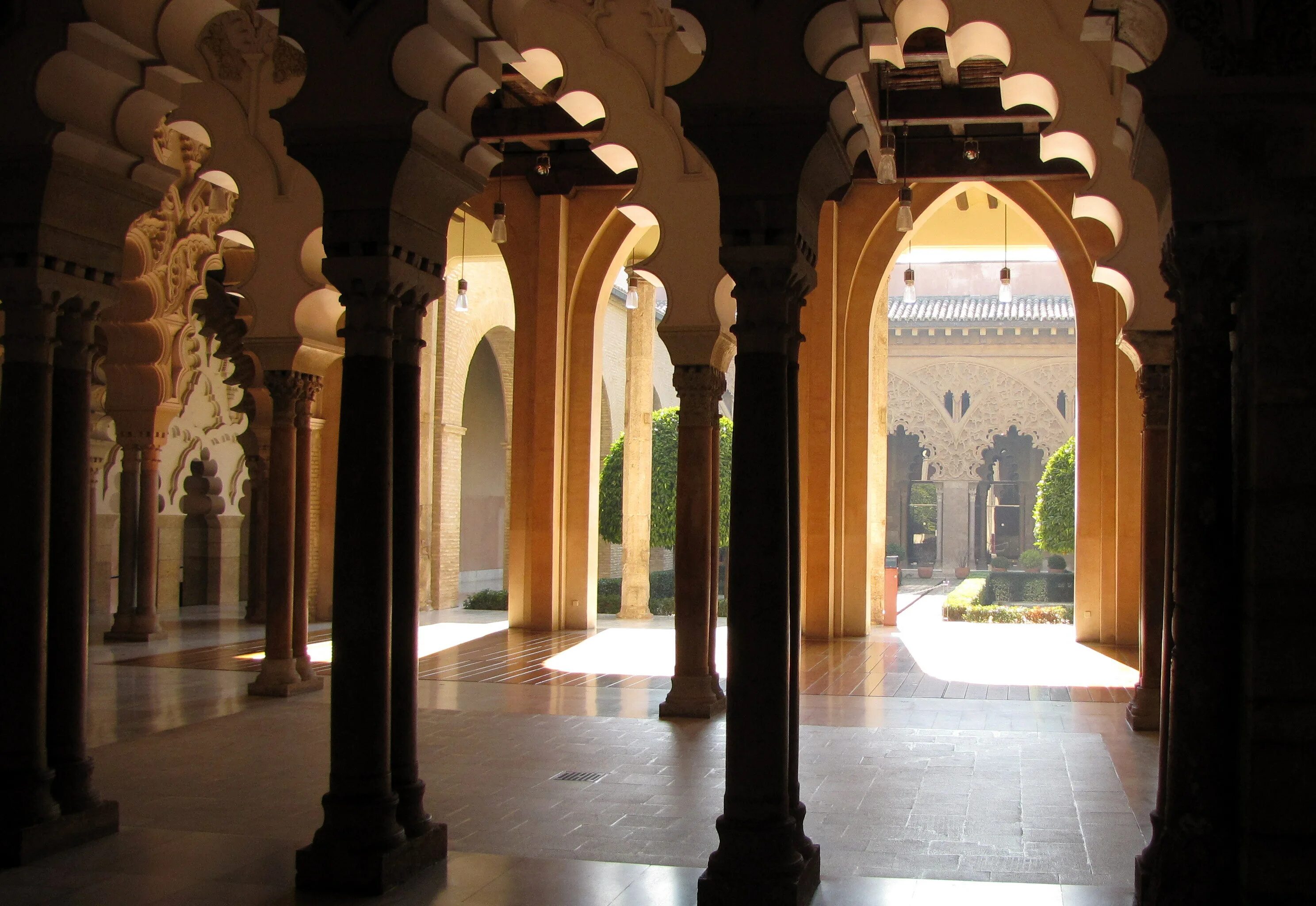 Дворец с колоннами. Архитектура арка колоннада. Свадебные колонны. Романская колоннада. Арка с колоннами.