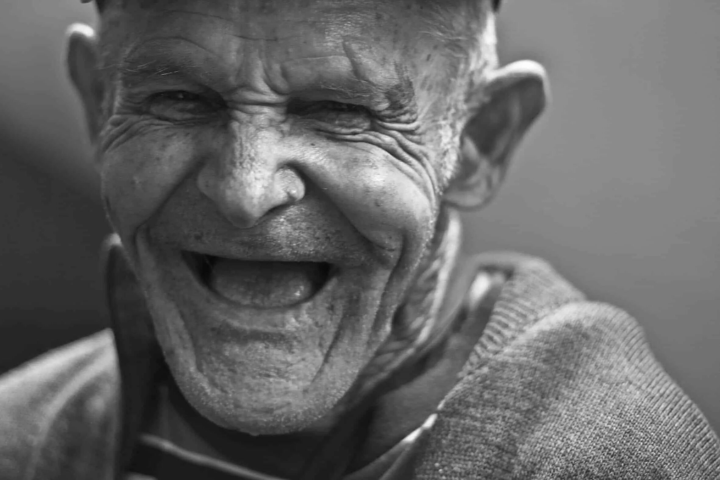Старый дедуля. Дедушка смеется. Старик. Хитрый старик. Дряхлый старик.