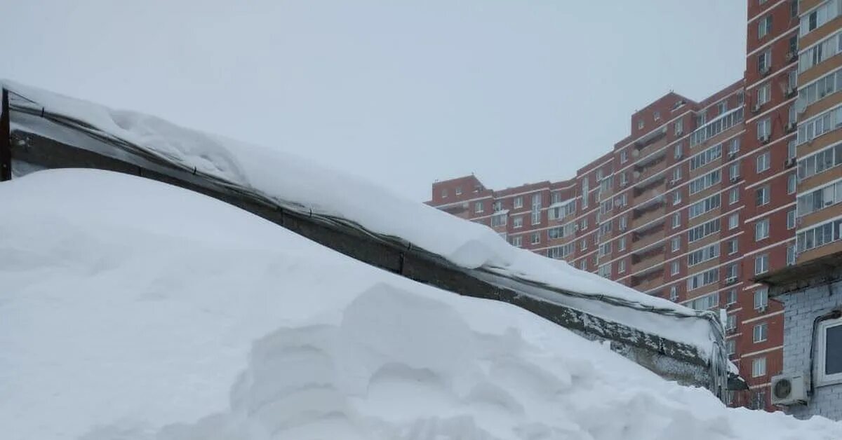 Занесе ое. Дом занесло снегом. Сугробы на Камчатке. Занесенный снегом 2001. Ростов занесло снегом.