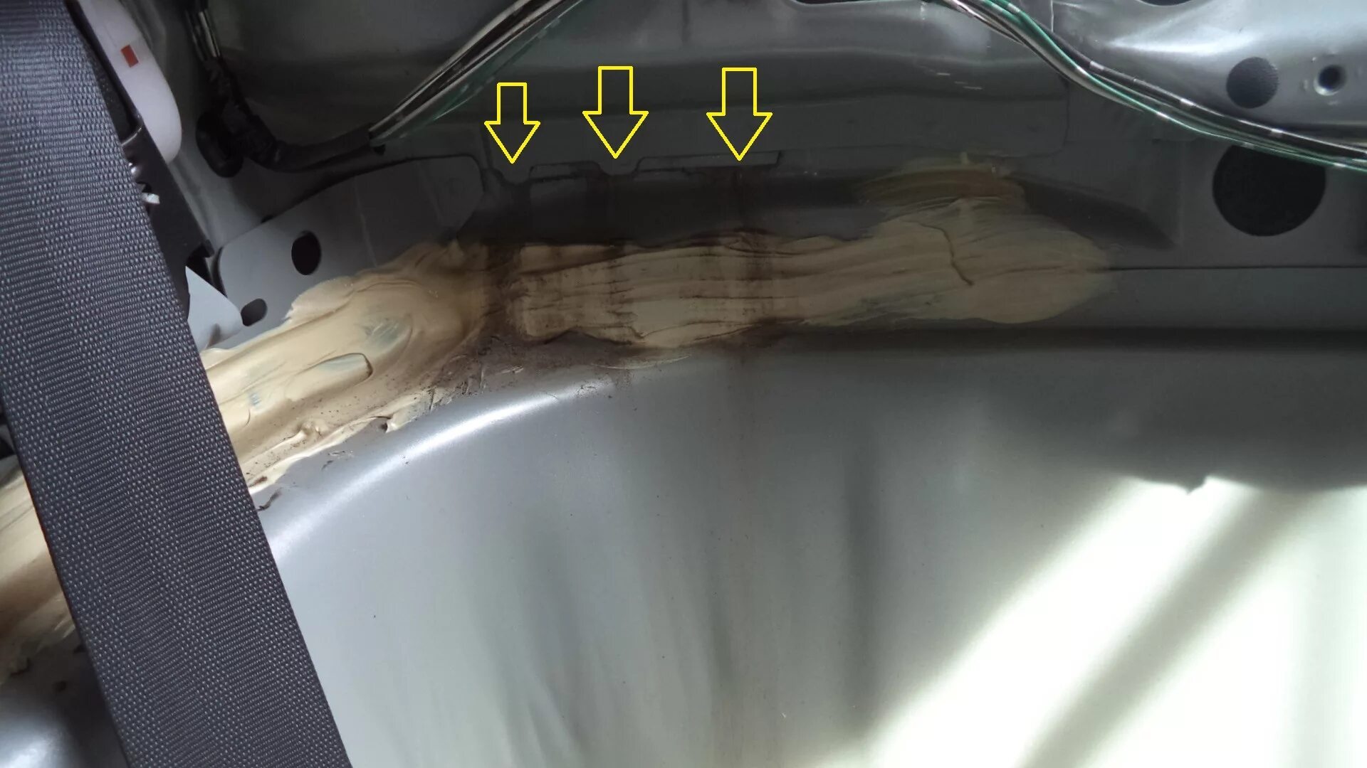 Вентиляция багажника 2110. Дренажные отверстия крышки багажника сх5. Вода под пассажирским ковриком спереди форд фьюжн 1. Hyundai tucson 2008 года вода под водительским поликом. Вода в салоне соляриса.