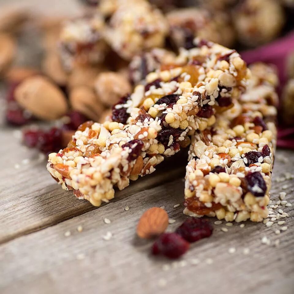 Батончики злаковые гранола. Протеиновые батоничик. Полезные батончики. Батончики для худеющих. Упаковка протеиновых батончиков.