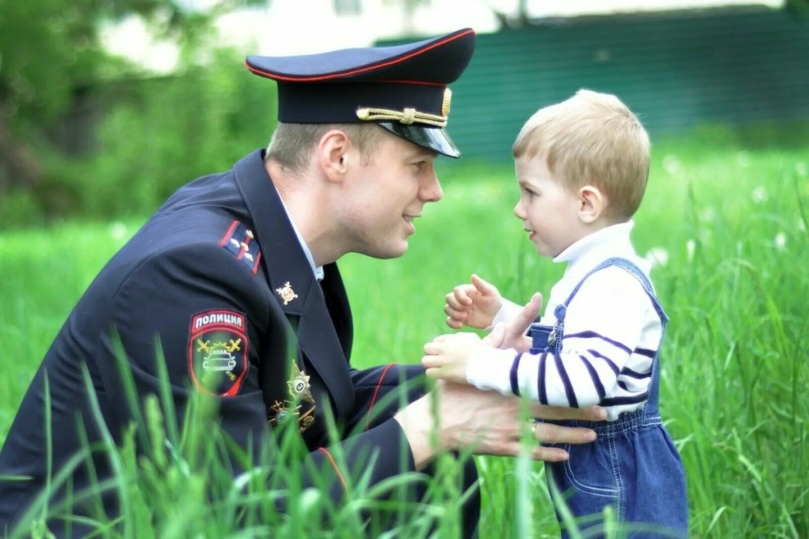 Полиция для детей. Добрый полицейский. Полицейский для детей. Военный с ребенком. Мой папа в жизни не был