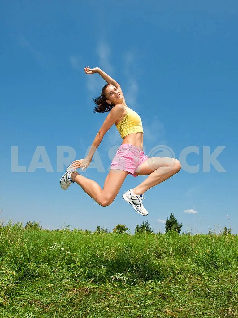 Девушка в прыжке. Лето радостные люди. Девушка в прыжке. Девочка 12 лет в прыжке. Молодая девушка прыгает.
