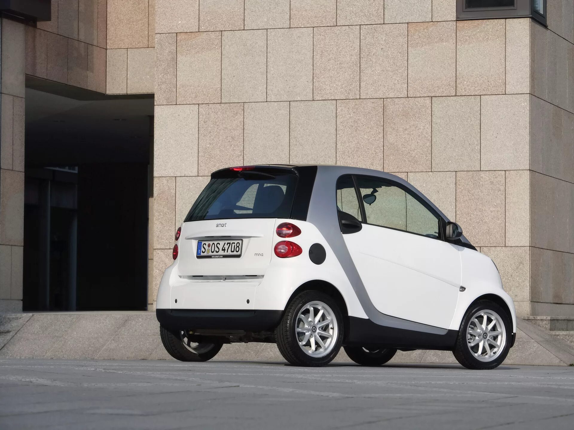 Малолитражка смарт. Aston martin cygnet. Commuter cars tango. Самые компактные авто. Aston martin cygnet 2020.