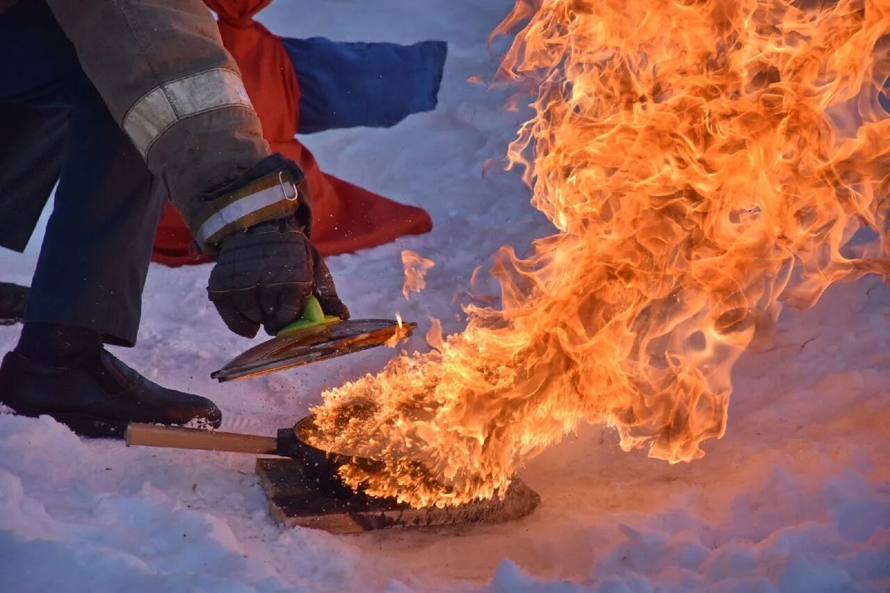 Горящее масло. Масленица огонь. Потушить огонь. Масляный огонь. Подсолнечное масло горит